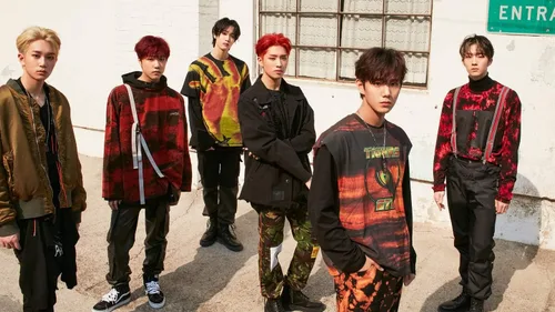 Vista 6 de FNC ENT P1Harmony Disharmony Destaca el primer mini álbum CD+1p póster plegable en el paquete+88p folleto+1p foto de pie + 1p etiqueta