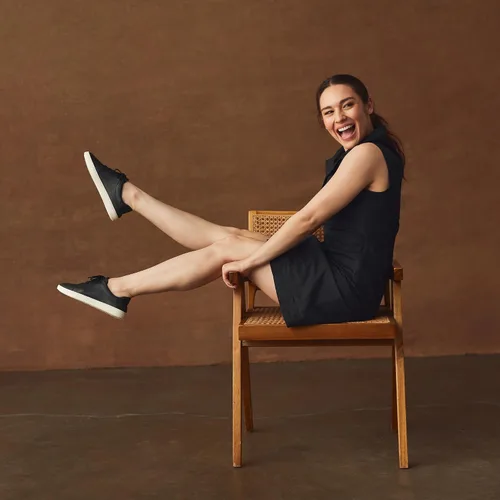 Vista 4 de OLUKAI Pehuea Li 'ILI - Zapatillas de cuero para mujer de uso diario, zapatos casuales y versátiles con tacón abatible, materiales suaves