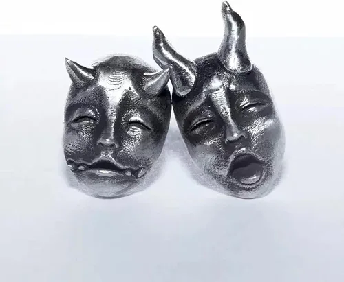Vista 3 de Pendientes de demonio gótico con máscara de fantasma de diablo Prajna para bebé con cara de bebé, pequeños aretes de terror de Halloween