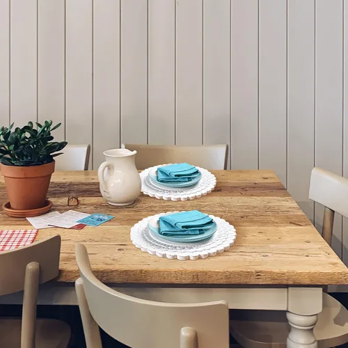 Vista 4 de Juego de 2 platos de madera blanca, elegantes manteles individuales de diseño festoneado para decoración de mesa de comedor, reuniones familiares