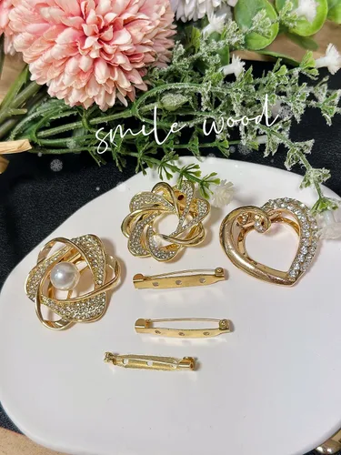 Vista 8 de 3 broches de clip para bufanda, todo en uno, elegantes diamantes de imitación florales de perlas, ropa dorada, broche de botón anudado, bufandas