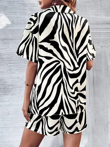 Vista 2 de OYOANGLE Conjunto de 2 piezas de verano para mujer, camisa y pantalones cortos con botones y estampado a rayas