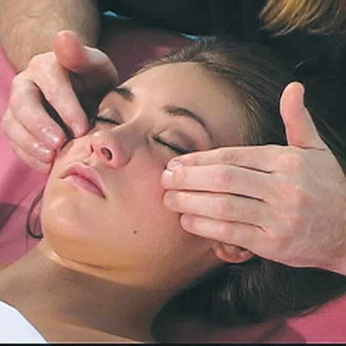 Vista 4 de The Ultimate Face, Scalp, Neck & Shoulder Massage DVD. Learn Massage Therapy Techniques from Meade Steadman. Get Training On How To Do Deep Tissue