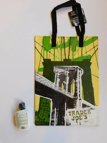 Vista 2 de Trader Joe's Enrich Loción facial hidratante y bolsa de compras reutilizable estilo NY