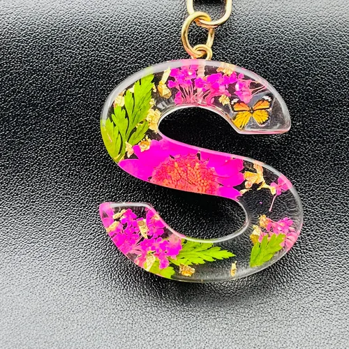 Vista 4 de Llavero con letra inicial de mariposa, flor rosa, regalos de cumpleaños para mujeres y niñas, mochila, cartera, llave de coche, lindo llavero