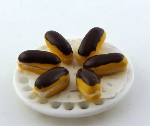 Vista 2 de Melody Jane Dolls Houses Chocolate Eclaires on Fancy Plate Accesorio en miniatura Comida hecha a mano
