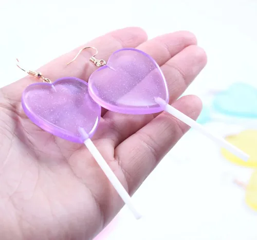 Vista 2 de Dulces bonitos aretes transparentes de piruleta con forma de corazón y caramelo con forma de corazón de dibujos animados aretes colgantes de resina
