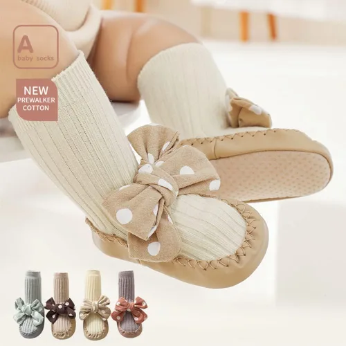 Vista 2 de SUITBOY Calcetines de zapatos para niñas con bonitos lazos, paquete de 2 calcetines antideslizantes para el suelo con agarre, juego de regalo