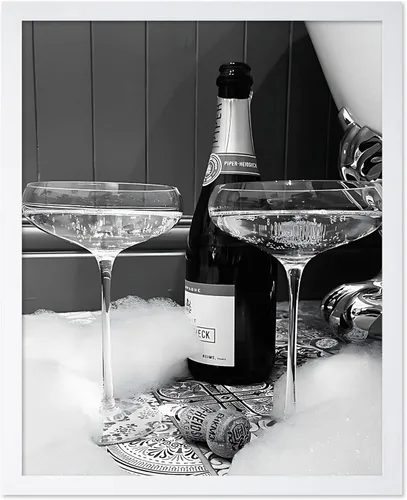 Vista 25 de Monem Art - Póster de mujer en la bañera, estampado de champán vertido, arte con alcohol, arte funky, arte en blanco y negro, arte fotográfico