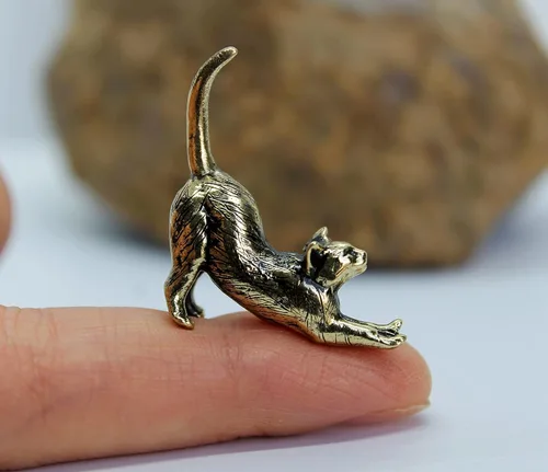 Vista 5 de Figura de gato estirada fundida a mano en latón, pequeño gatito, regalo coleccionable para amantes de los gatos, pequeña baratija decorativa de metal
