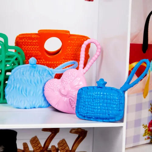 Vista 4 de Barbie Fashionistas - Muñeca y juego de armario definitivo con ropa y 12 accesorios, muñeca rubia de moda y juguete de armario rosa