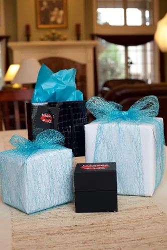 Vista 4 de Kisses 4 Us - Una caja de besos divertidos, coquetos y románticos para hacer que los besos sean divertidos. Perfecto para una cita nocturna, mejorar