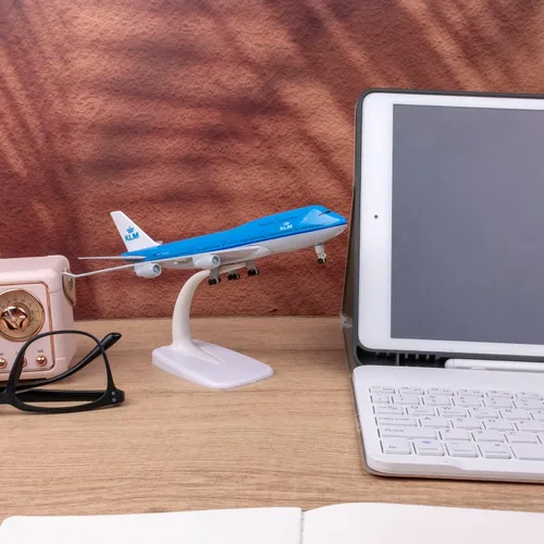 Vista 3 de Modelo de avión 1:300 escala KLM Holland B747 modelo avión para regalo y decoración