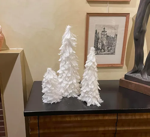 Vista 2 de Árbol de Navidad con plumas, decoración de mesa, juego de 2 unidades, color blanco