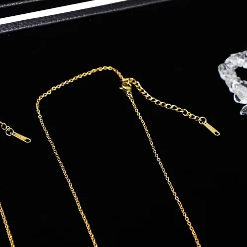 Vista 3 de Wuligirl - Bandeja organizadora de anillos con 100 ranuras y tapa transparente, organizador apilable de joyas como aretes, collares y anillos