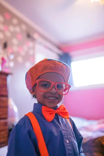 Vista 8 de Disfraz Blippi para niños Blippi disfraz de Halloween y más Incluye sombrero Blippi pajarita tirantes y gafas Blippi Deja que tus hijos se vistan