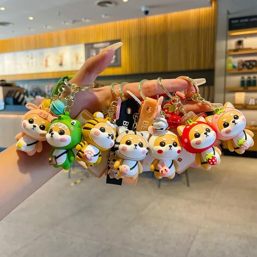 Vista 4 de BEXOA Lindo llavero Kawaii Anime Llaveros Accesorios, Shiba Inu Bolso Encantos de Carro de Dibujos Animados Llavero para Niña Mujer