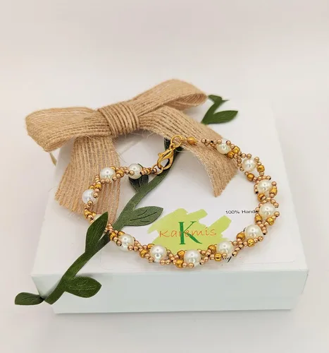 Vista 3 de Elegante brazalete para dama hecho a mano de perlas fantasia y cuentas de vidrio de 8" de largo, ideal para regalo, se envía empaque según muestra.