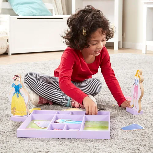 Vista 5 de Juego de princesas de madera con vestidos magnéticos para vestirlas de La Bella Durmiente y Blancanieves, de Melissa & Doug, más de 40 piezas Blanco