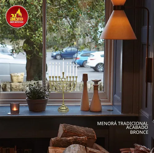 Vista 5 de Ner Mitzvah Menorá Tradicional de Bronce para Velas - Velas de Janucá - 9 pulgadas de alto