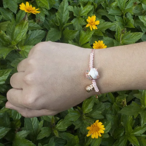 Vista 4 de Omky - Pulsera ajustable de gato de la suerte Maneki Neko, 6 colores, cuentas de cerámica, Cerámica