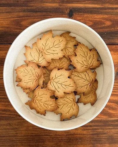 Vista 7 de Juego de 3 cortadores de galletas con temática caprichosa (diseños: seta, caracol, y hoja de arce), 3 piezas - Bakerlogy