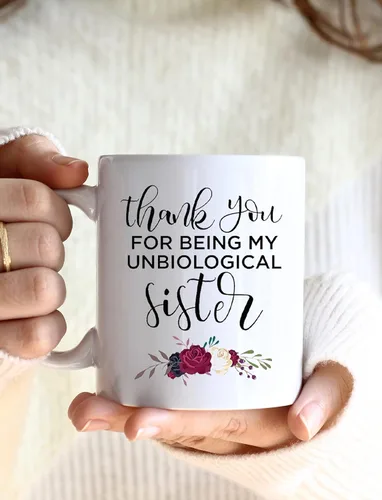 Vista 4 de BLUE RIBBON Taza del Día de las Hermanas, con texto en inglés "Thank You FOR BEING MY UNBIOLOGICAL Sister", divertida taza de café en caja de regalo