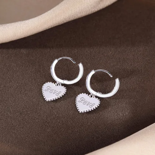 Vista 6 de SLUYNZ Aretes de aro pequeños con corazón de plata Stering para mujeres, adolescentes y niñas, aretes de aro de amor Huggie