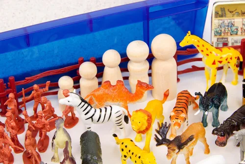 Vista 7 de Play Therapy Kit de bandeja de arena básico portátil para principiantes con bandeja, arena, y miniaturas