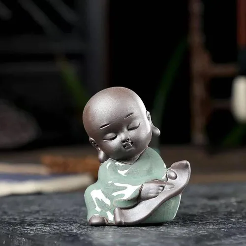 Vista 2 de Linda estatua de monje bebé, figura de monje de pintura china, mascota de té de monje de Buda pequeño de cerámica para decoración de mesa de té