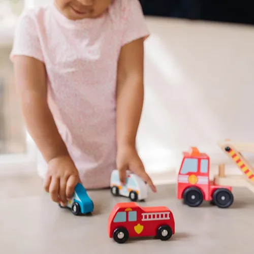 Vista 7 de Melissa & Doug Emergency Vehicle Carrier camión de madera con 4 vehículos de rescate 5 Pieces, 2-Level Vehicle Carrier Truck, Wooden Rescue