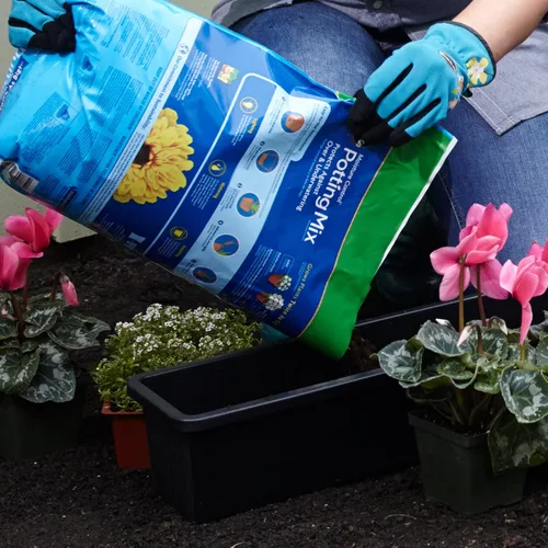 Vista 12 de Miracle-Gro Mezcla para macetas con control de humedad, para plantas en contenedor, protege contra el riego excesivo y insuficiente, 6 qt.