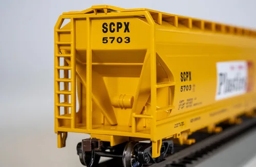 Vista 4 de Bachmann Trains - Tolva de flujo central ACF de 56' - Shell - Escala HO