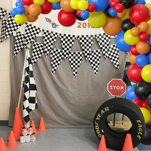 Vista 3 de Guirnalda de globos de cumpleaños con ruedas de coche de carreras