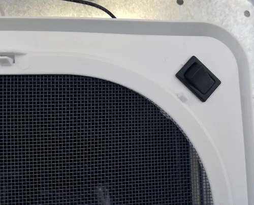 Vista 6 de Ventilación RV de techo con masilla y tornillos y ventilador de 12 voltios