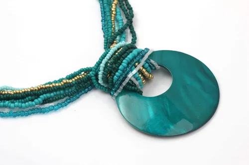Vista 4 de Coiris Collar de cuentas coloridas de múltiples hebras con colgante de concha de círculo grande para mujer