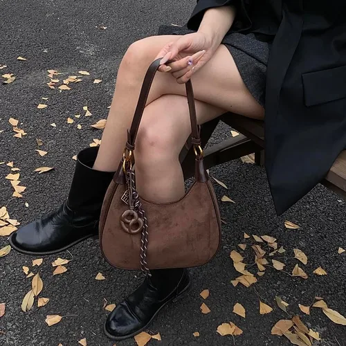 Vista 3 de Bolsos de hombro de gamuza Crescent para mujer, bolso vintage de ante marrón 2025