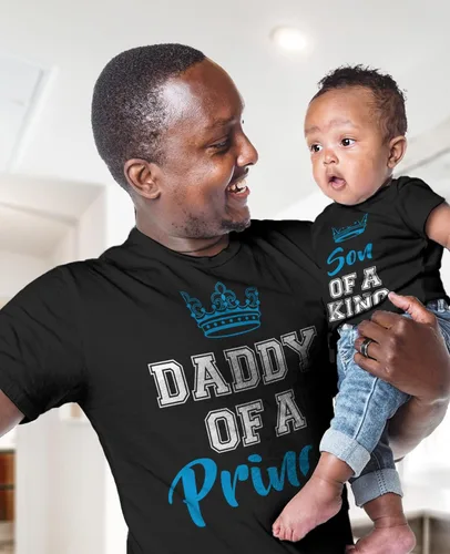 Vista 2 de Tstars Camisetas a juego para papá y bebé con texto en inglés "Daddy of a Prince Son of a King" para recién nacidos y papás