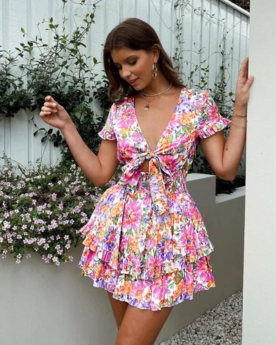 Vista 4 de PRETTYGARDEN - Mini vestido de verano con vuelo para mujer Vestido corto acampanado con cuello en V y manga corta con volantes en la parte delantera