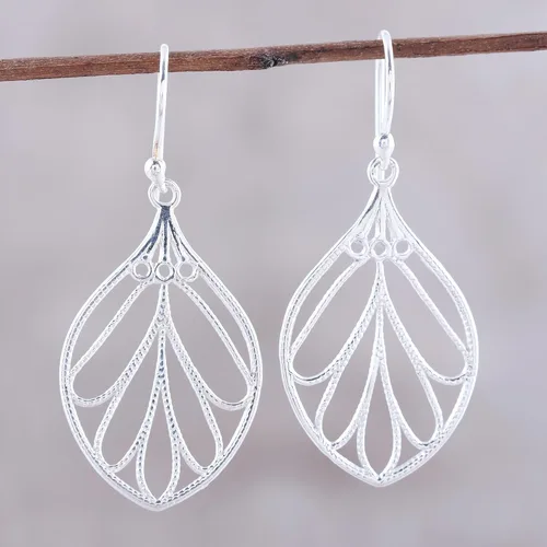 Vista 5 de NOVICA . Pendientes colgantes de plata de ley 925, con diseño de hojas brillantes