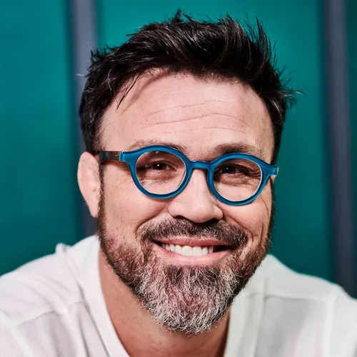 Vista 4 de eyebobs Gafas de lectura para fiestas de televisión estrechas, gafas de lectura prémium para hombres y mujeres, marco redondo para caras estrechas