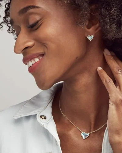 Vista 4 de Kendra Scott Ari - Collar con colgante de corazón y longitud ajustable para mujer, joyería a la moda