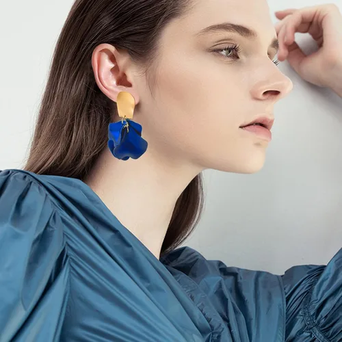 Vista 3 de Aretes colgantes de pétalos de rosa, elegantes aretes bohemios de resina colgantes de pétalos de rosa azules, aretes colgantes para mujer, aretes