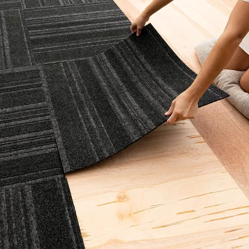 Vista 22 de Mohawk Home Baldosa de alfombra de 24" x 24" para interiores/exteriores, altura de pelo de 0.25", despegar y pegar, poliéster negro, (15 baldosas)