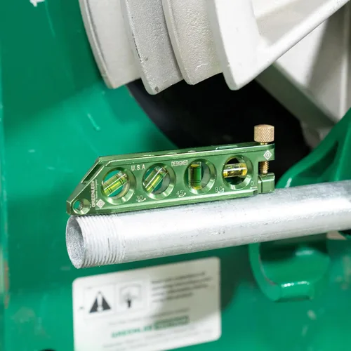 Vista 12 de Greenlee L77 Mini Nivel Magnético de Burbuja con Ayuda de Desplazamiento para Doblado de Conductos
