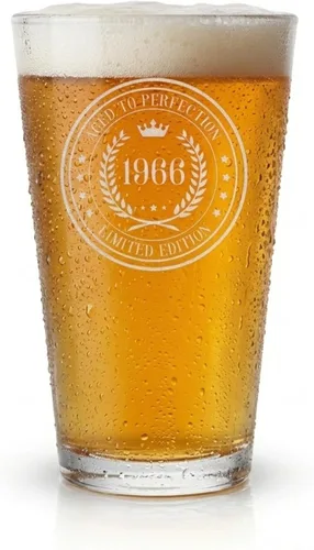 Vista 13 de Spotted Dog Company Vaso de pinta grabado vintage de 1966 de 16 onzas – Regalos de feliz cumpleaños 60 para hombres y mujeres, saludos a cumplir 60