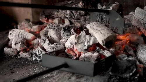 Vista 5 de Herramientas para asador pala atizador y pinza para parrilla de carbono argentina asado - Accesorios esenciales para entusiastas del asado
