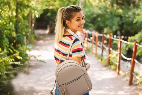 Vista 2 de Mini mochila antirrobo para mujer, bonita mochila escolar para adolescentes y niñas con cremallera segura y borla, Caqui, Mochilas de viaje