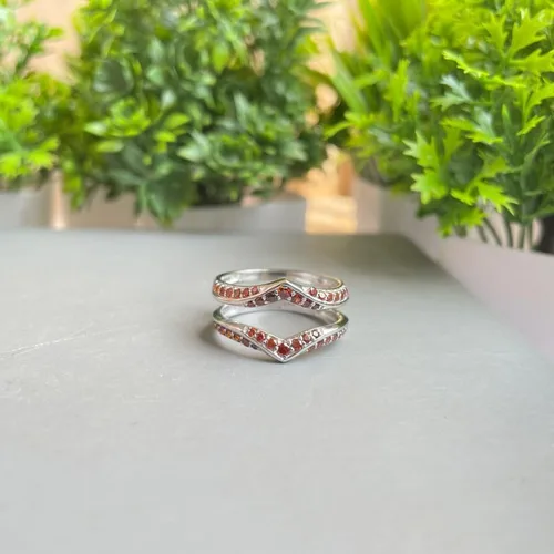 Vista 2 de Red Garnet - Anillo de refuerzo en forma de V para mujer, acabado en oro de 14 quilates, anillo de aniversario