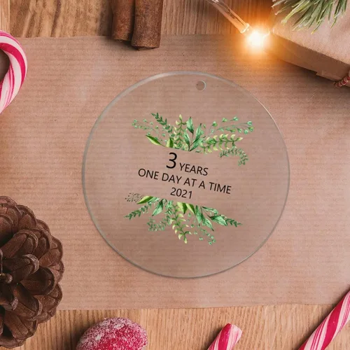 Vista 19 de Adornos de copo de nieve personalizados para la familia, con texto en inglés "Have You Hugged A Massage Therapeut", adornos navideños tropicales